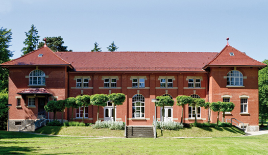 Bild des Festsaals im Klinikum am Weissenhof. Das Gebäude besteht aus rotem Backstein.