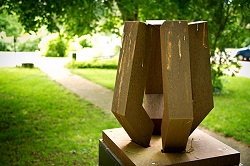 Skulptur im Skulpturenpark auf dem Parkgelände im Klinikum am Weissenhof.