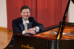 Foto des Pianisten und Komponisten Christoph Soldan an seinem Klavier.